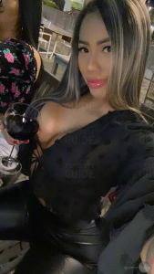 BRUNE SEXY AVEC GROS CUL ET GROS SEINS