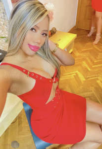 BRUNE SEXY AVEC GROS CUL ET GROS SEINS