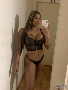 BRUNE SEXY AVEC GROS CUL ET GROS SEINS