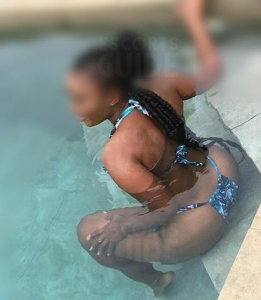  Escortgirl Amira