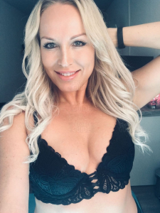  Escortgirl Julie Love